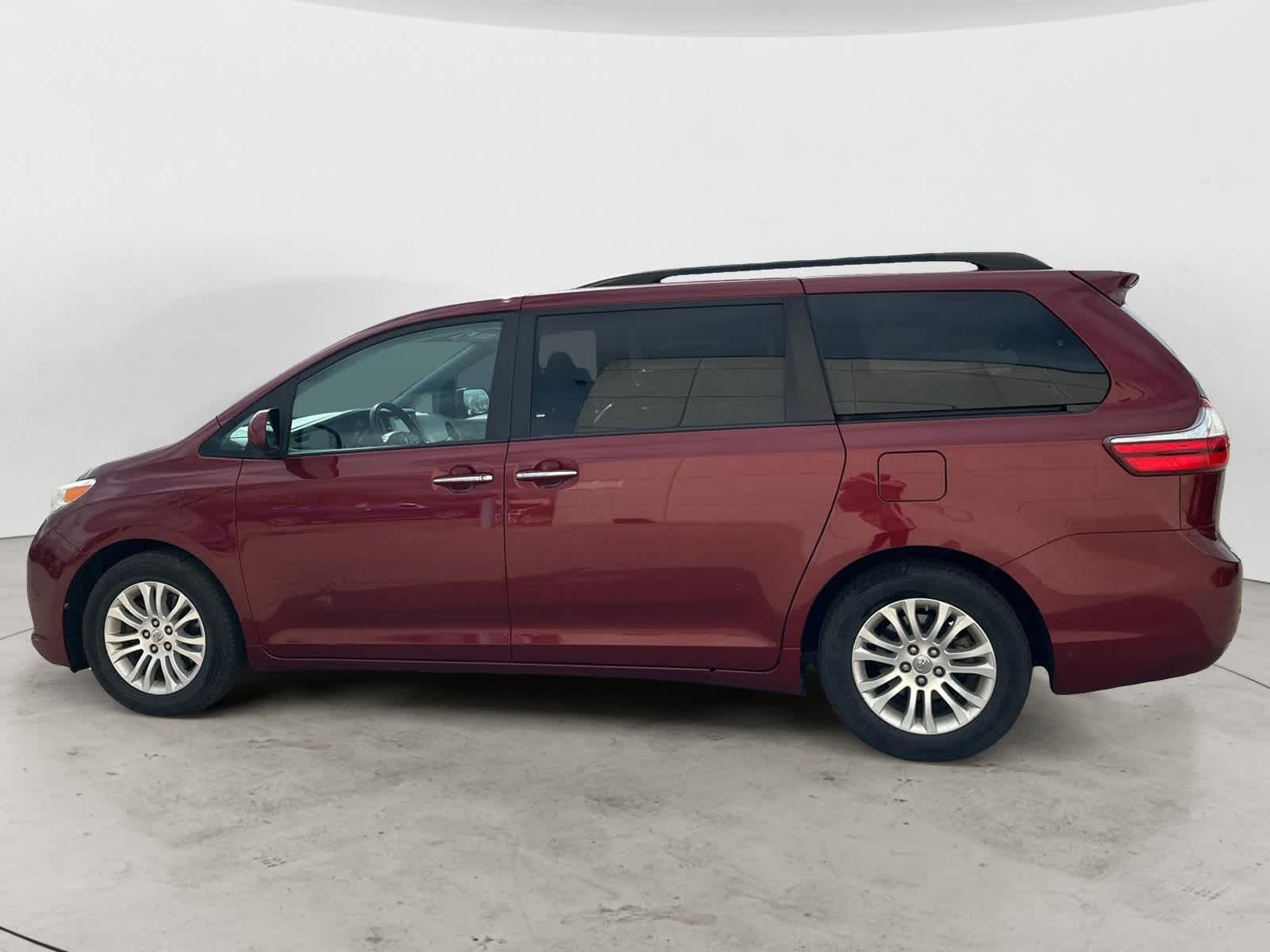 2015 Toyota Sienna XLE 3
