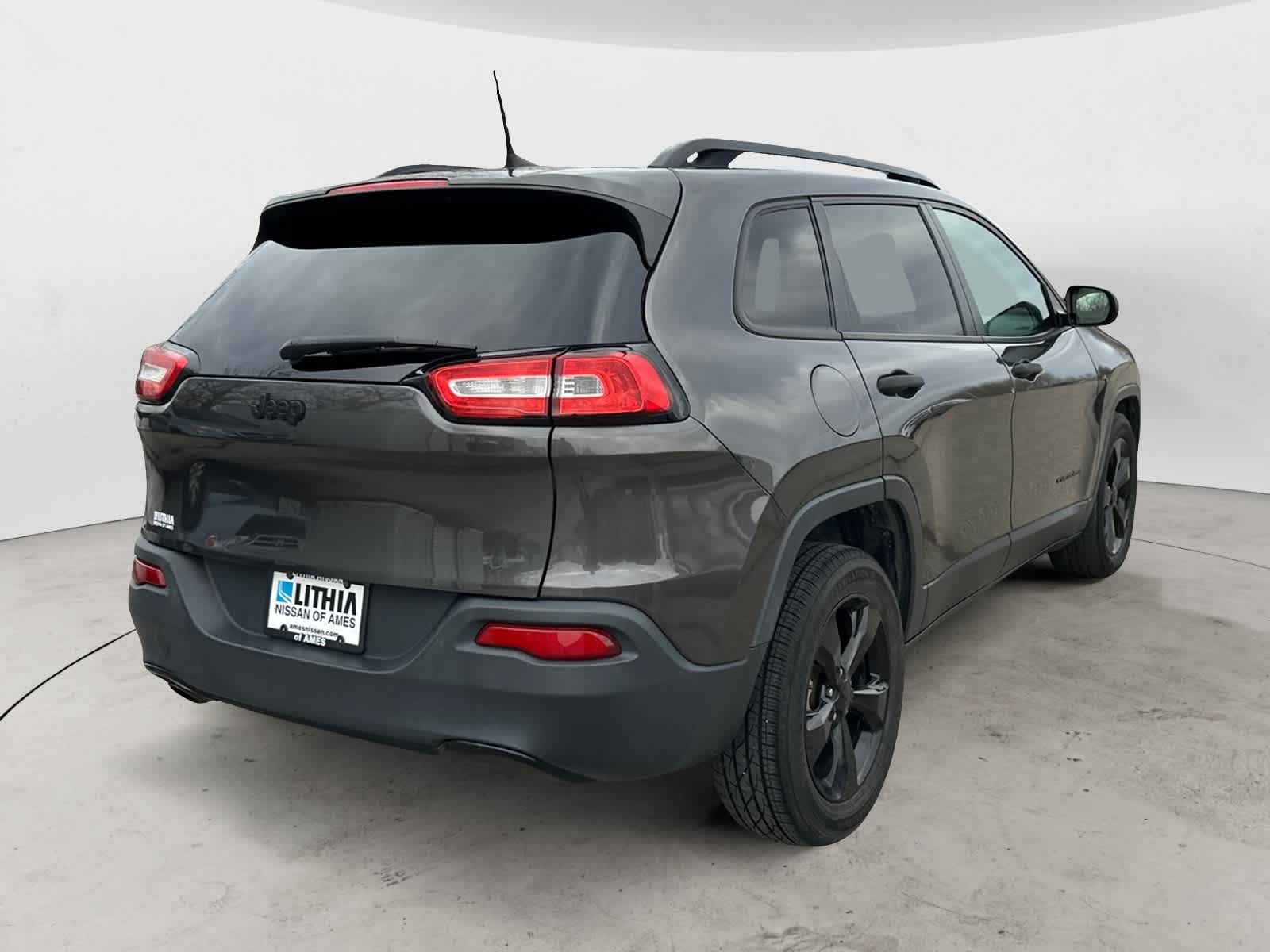 Thumbnail: 2017 Jeep Cherokee - 3