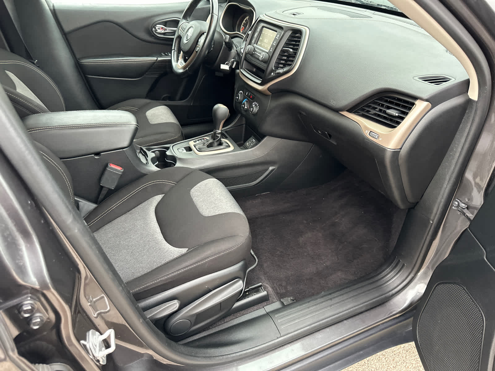 Thumbnail: 2017 Jeep Cherokee - 8