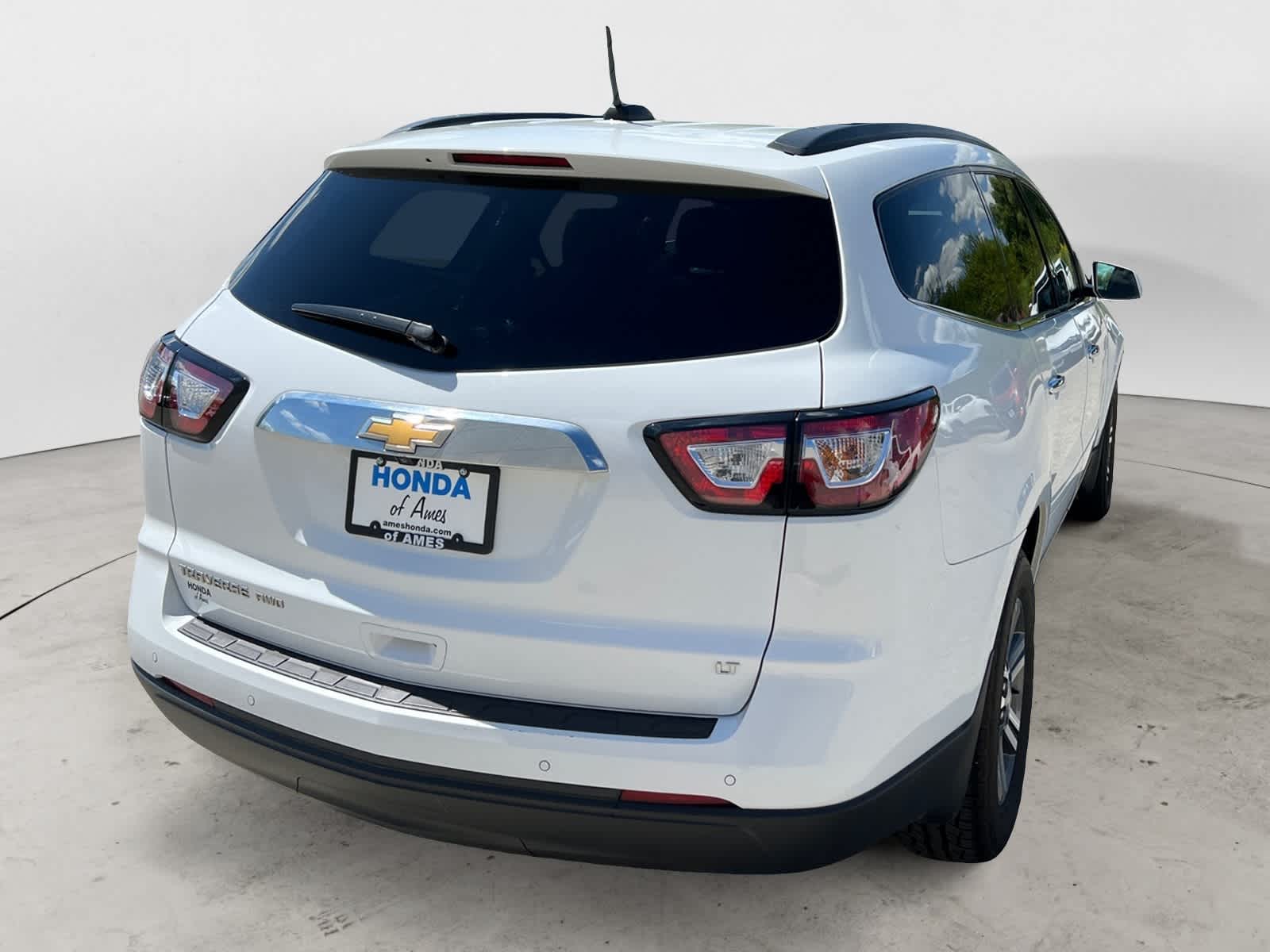 Thumbnail: 2017 Chevrolet Traverse - 3