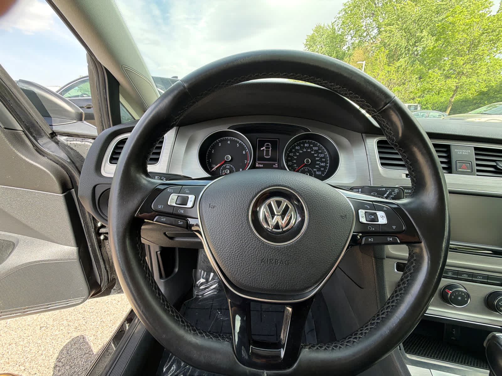 Thumbnail: 2016 Volkswagen Golf - 17