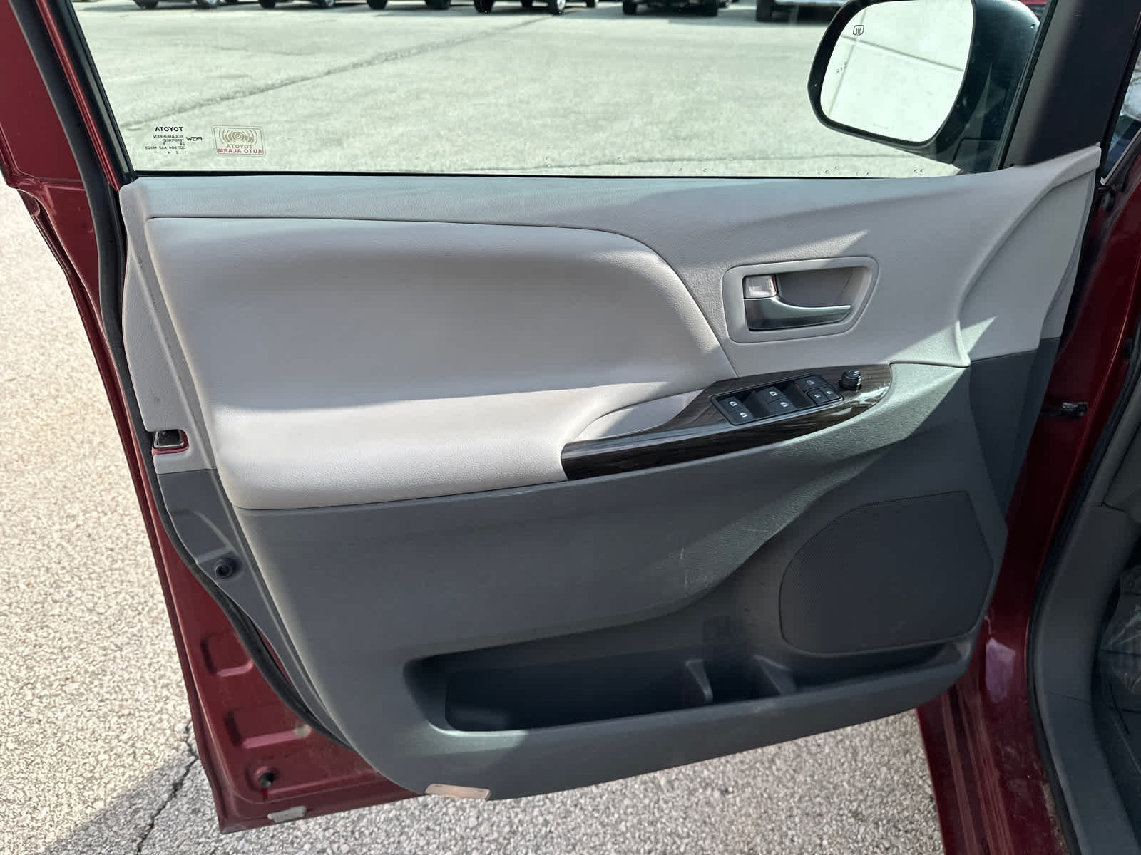 2015 Toyota Sienna XLE 11