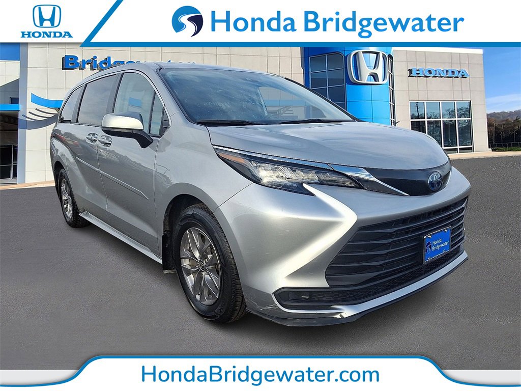 2023 Toyota Sienna LE's photo