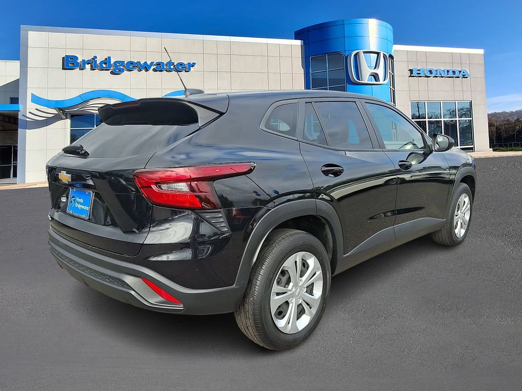 2024 Chevrolet Trax LS - Photo 6