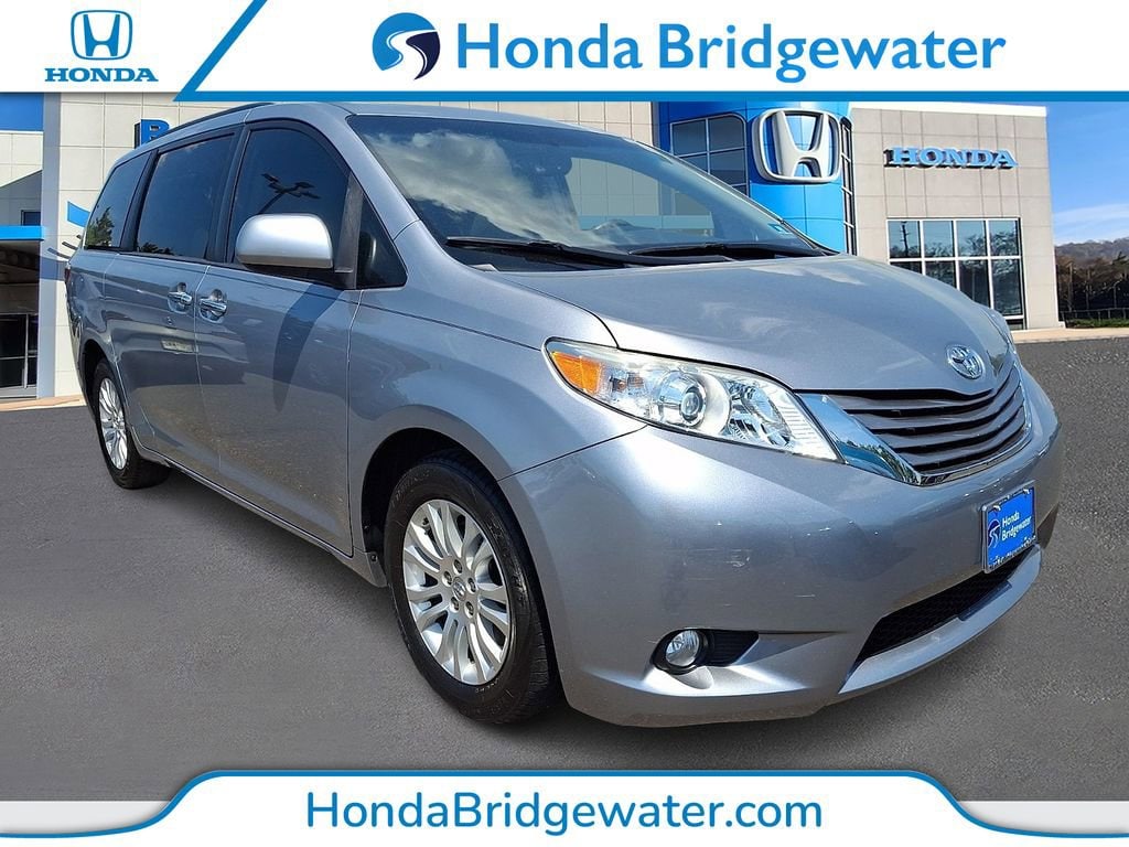 2017 Toyota Sienna XLE V6 7-Passenger Access Seat's photo