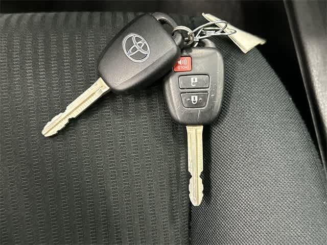 Thumbnail: 2015 Toyota RAV4 - 32