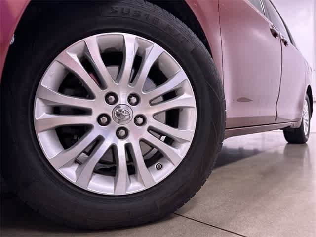Thumbnail: 2015 Toyota Sienna - 28