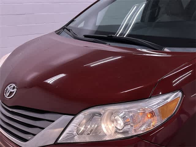 Thumbnail: 2015 Toyota Sienna - 31