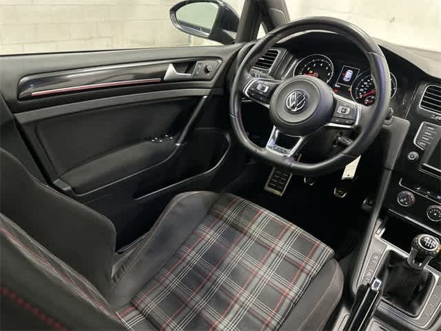 Thumbnail: 2016 Volkswagen Golf - 12