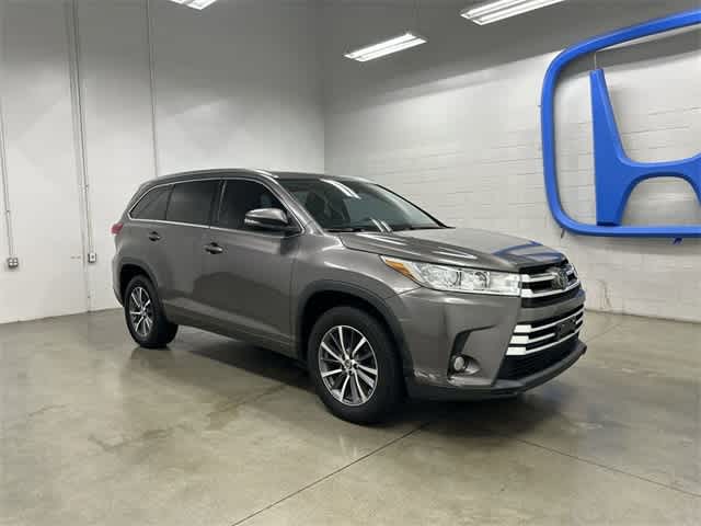 Used 2017 Toyota Highlander XLE with VIN 5TDKZRFH1HS513444 for sale in League City, TX