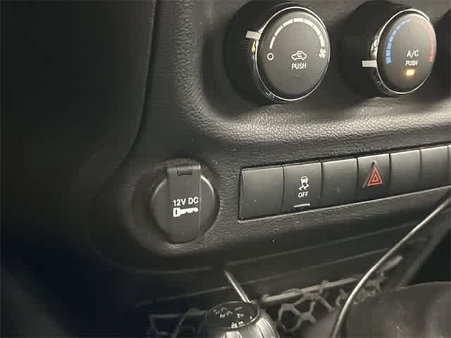 Thumbnail: 2015 Jeep Wrangler - 22
