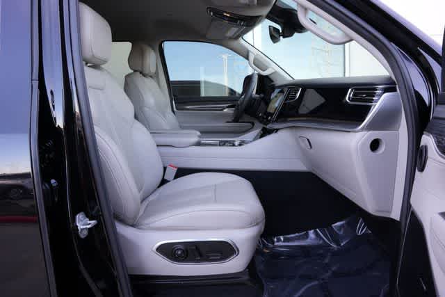 Thumbnail: 2022 Jeep Wagoneer - 23