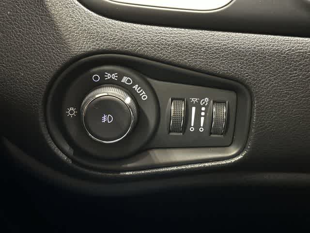 Thumbnail: 2019 Jeep Renegade - 18