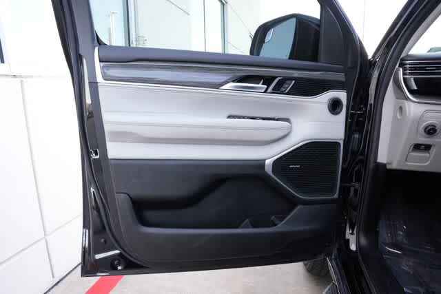 Thumbnail: 2022 Jeep Wagoneer - 18