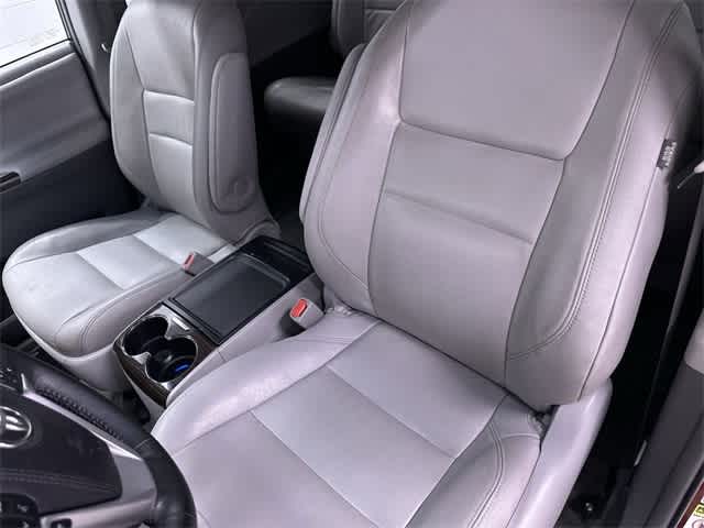 Thumbnail: 2015 Toyota Sienna - 10