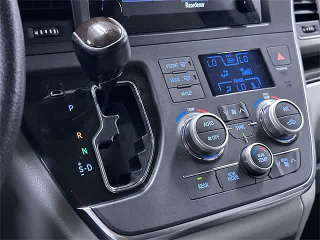 Thumbnail: 2015 Toyota Sienna - 24
