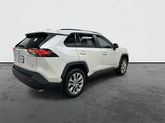 2021 Toyota RAV4 XLE Premium photo 4