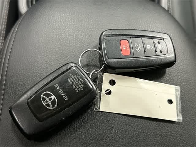 Thumbnail: 2020 Toyota RAV4 - 32