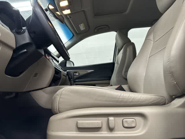 Thumbnail: 2017 Honda Pilot - 26