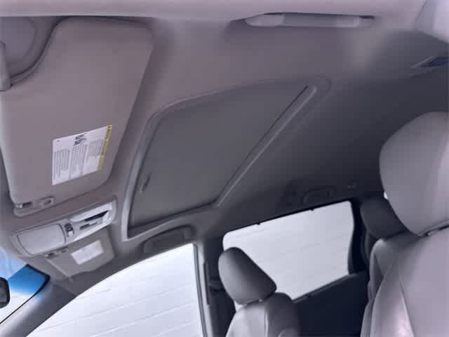 Thumbnail: 2015 Toyota Sienna - 27