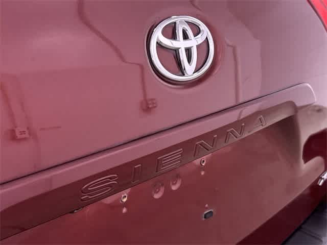 Thumbnail: 2015 Toyota Sienna - 30