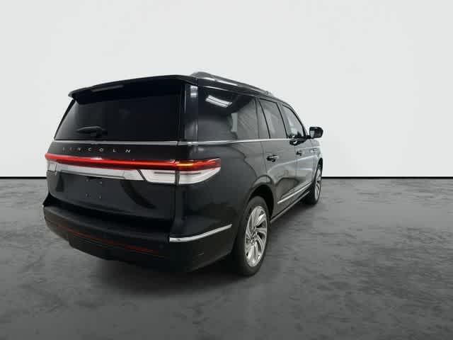 Thumbnail: 2024 Lincoln Navigator - 3