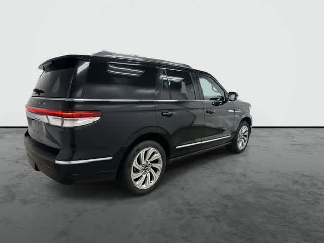 Thumbnail: 2024 Lincoln Navigator - 4