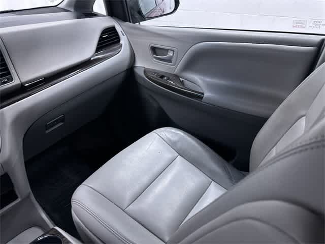 Thumbnail: 2015 Toyota Sienna - 13
