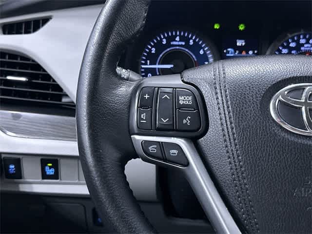 Thumbnail: 2015 Toyota Sienna - 17