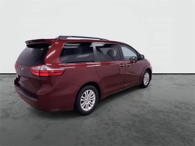 Thumbnail: 2015 Toyota Sienna - 4