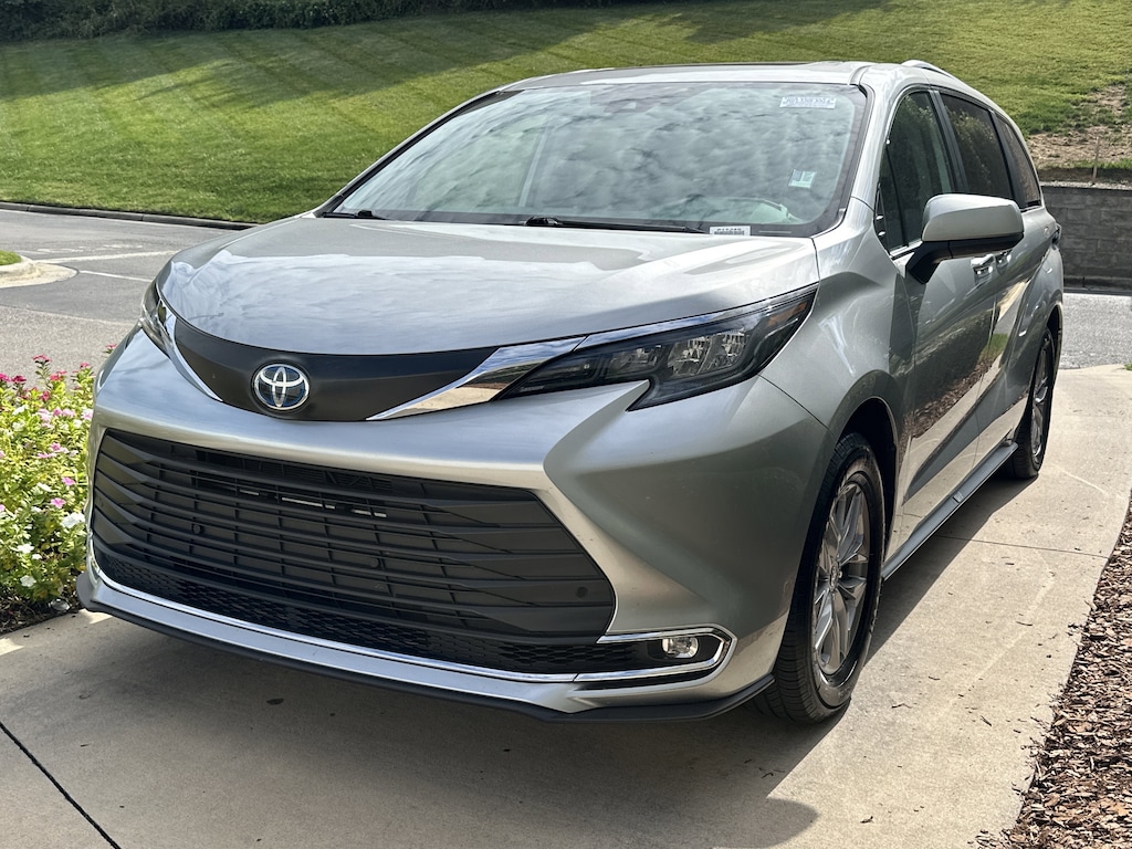 Used 2024 Toyota Sienna XLE Minivan