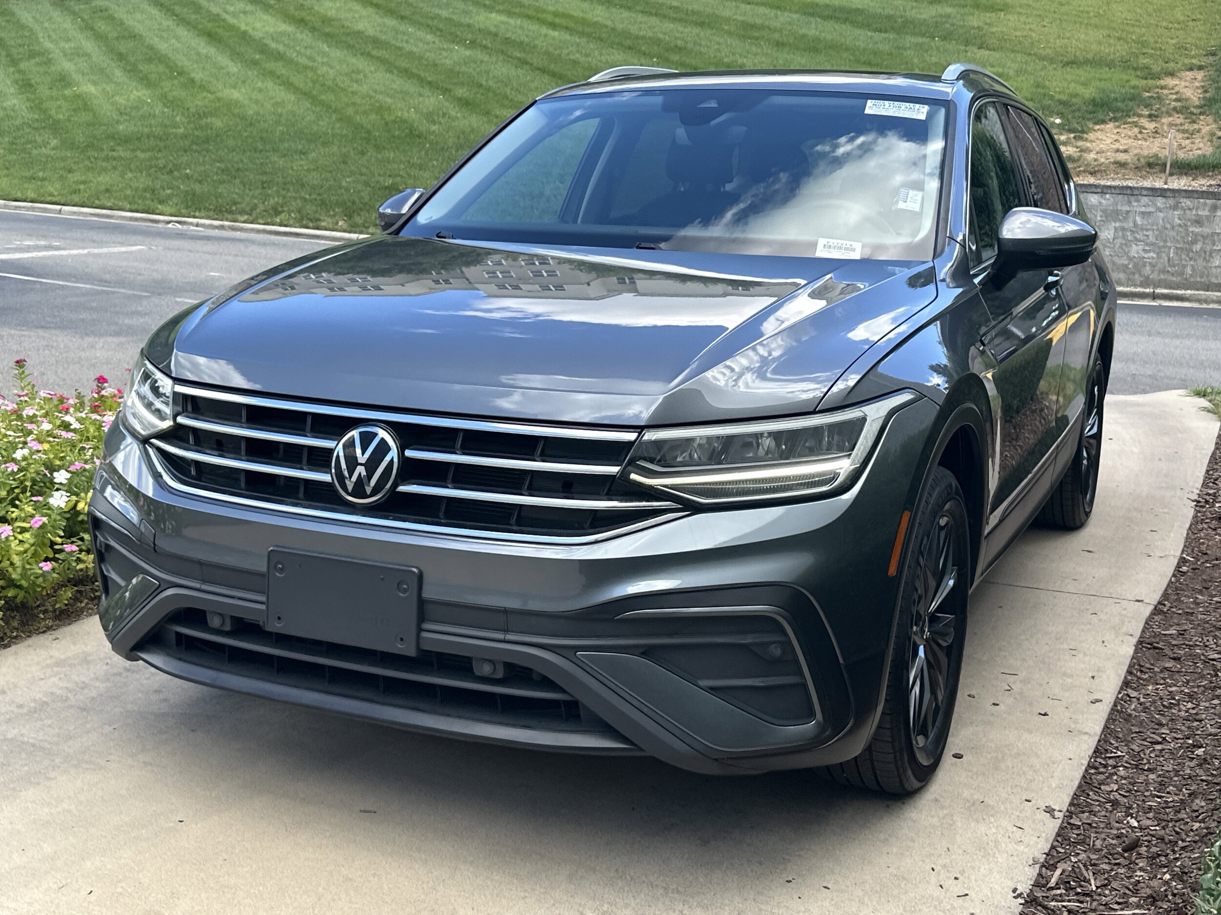 2023 Volkswagen Tiguan SE photo 2