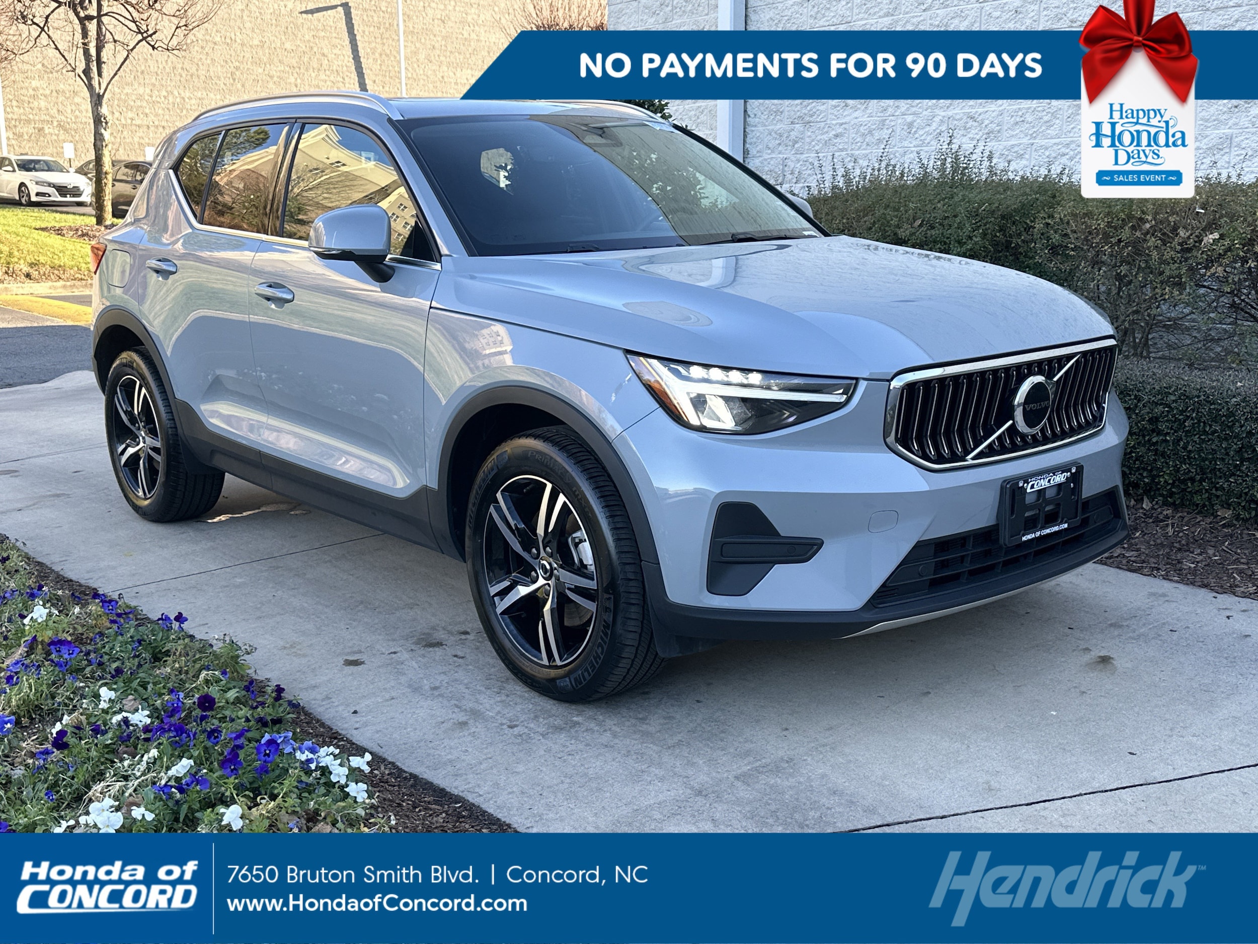 2025 Volvo XC40 Core's photo