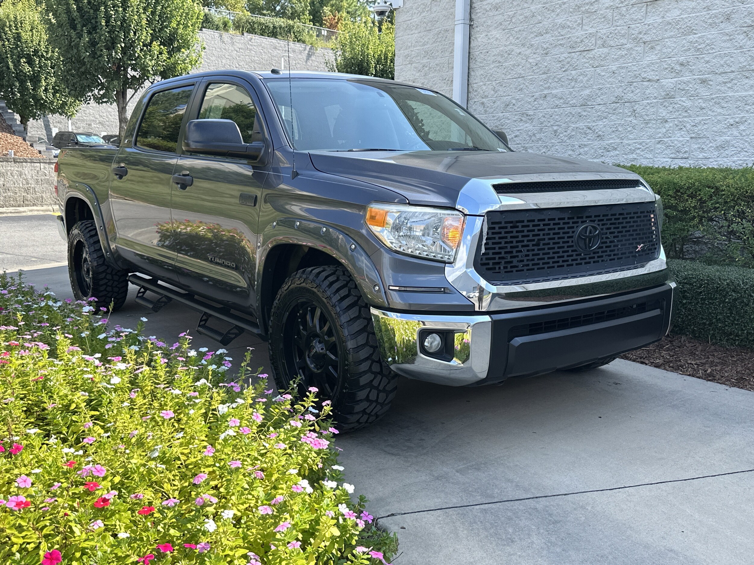 2017 Toyota Tundra SR5 photo 2
