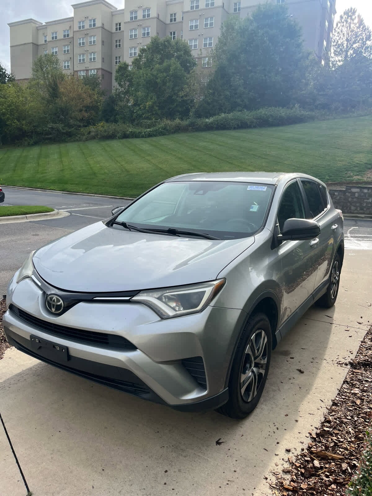 2018 Toyota RAV4 LE photo 3