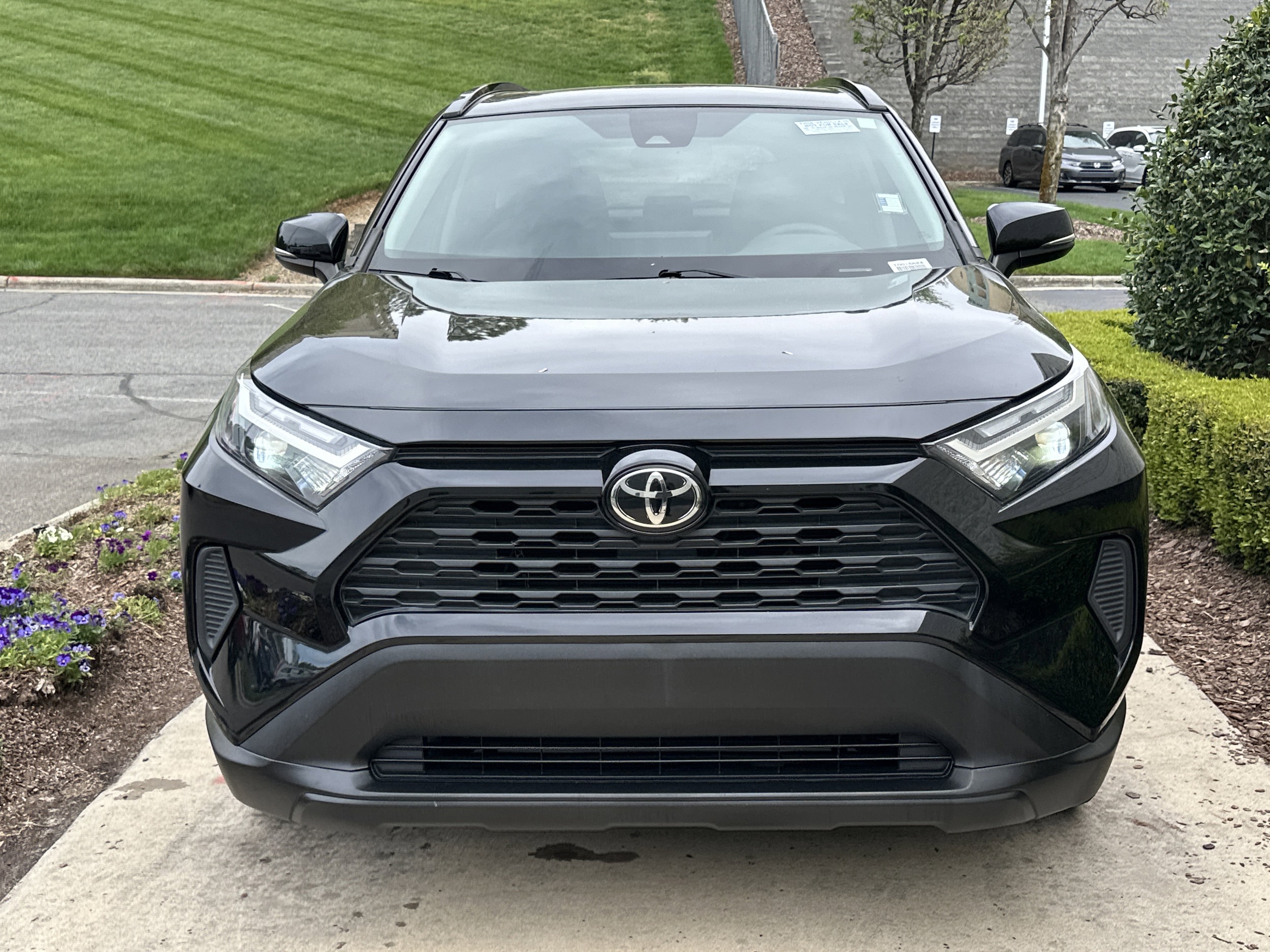 2022 Toyota RAV4 XLE photo 2