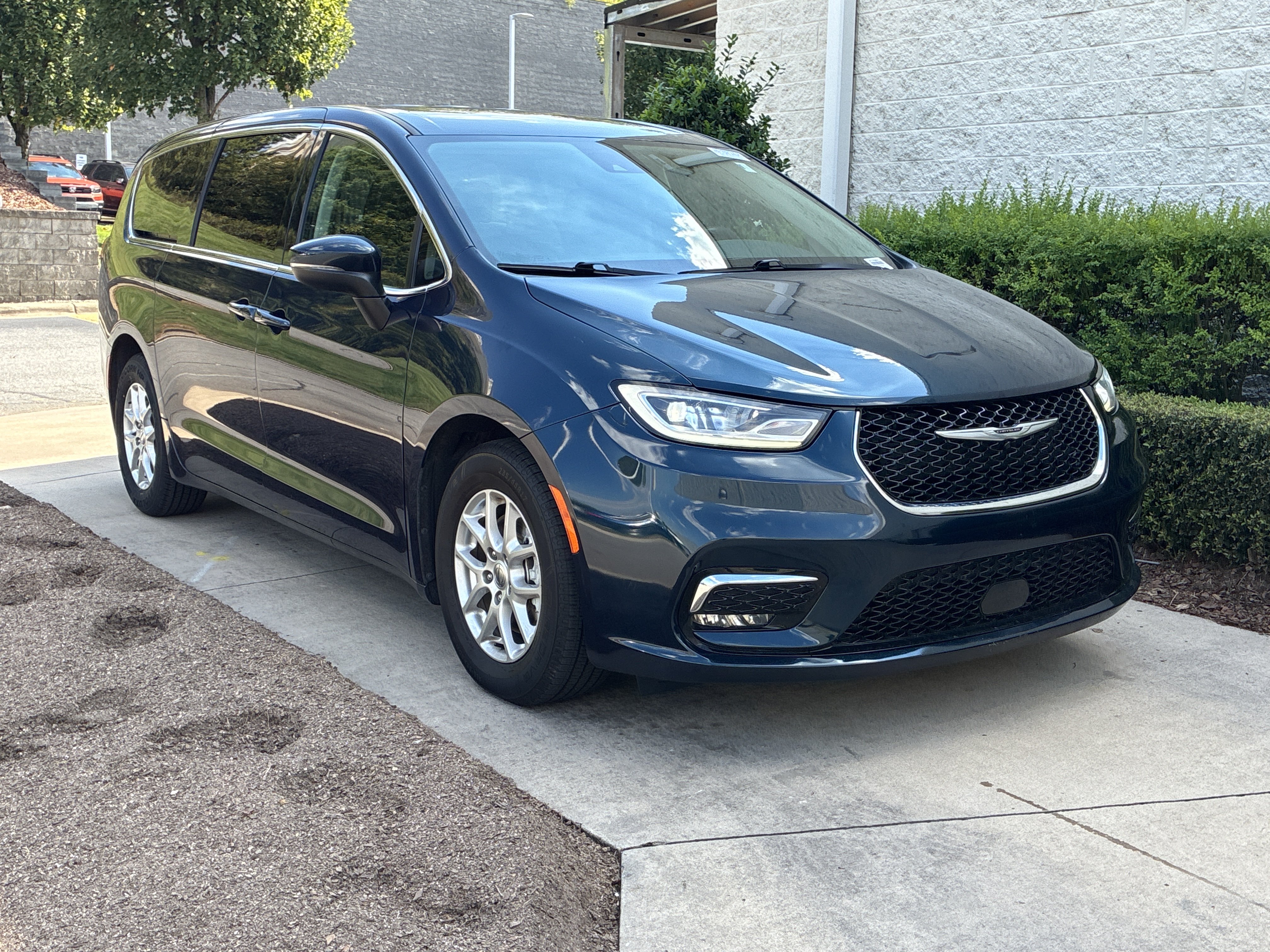 Used 2023 Chrysler Pacifica Touring L Minivan