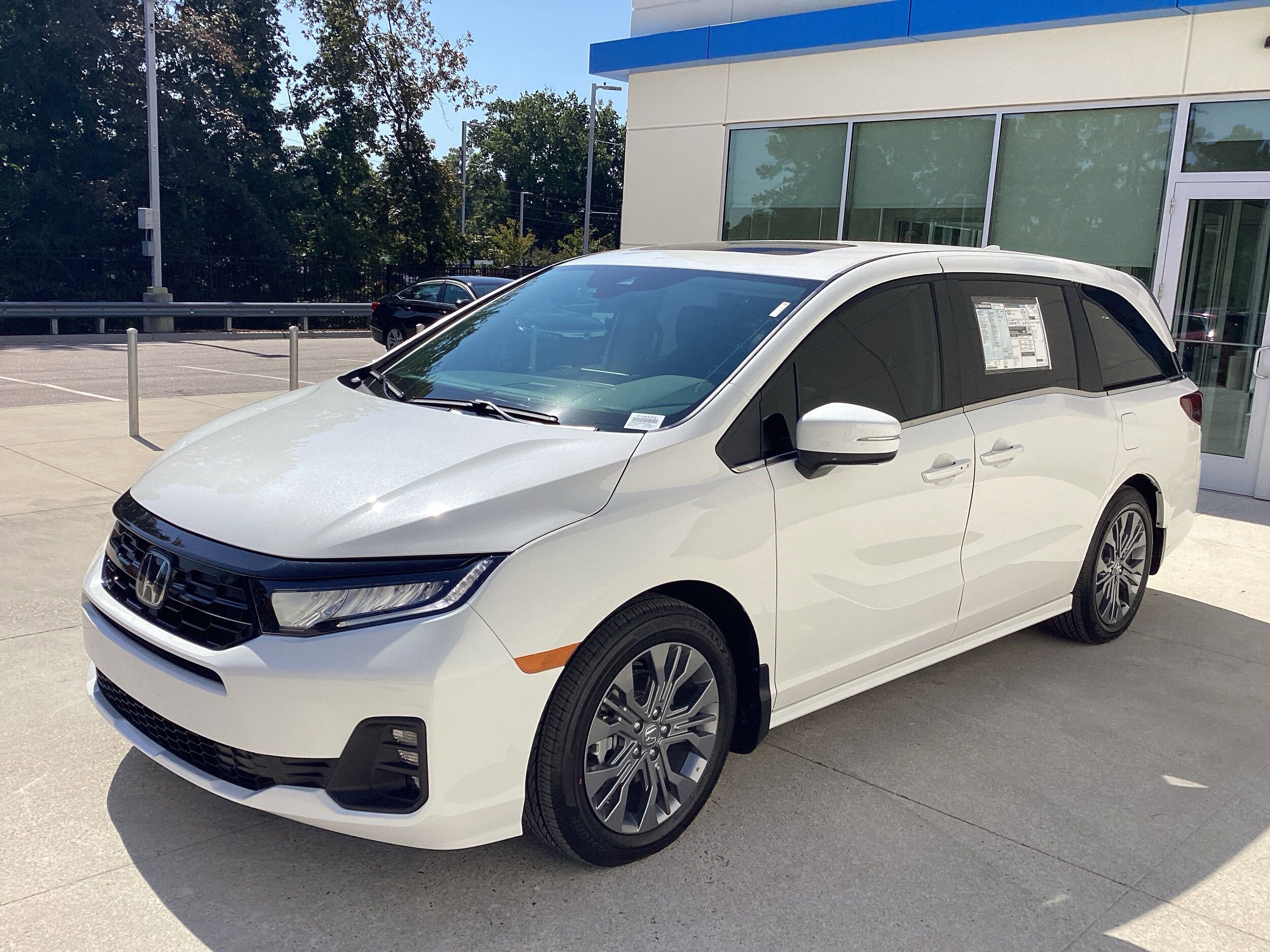 2026 Honda Odyssey Touring photo 3