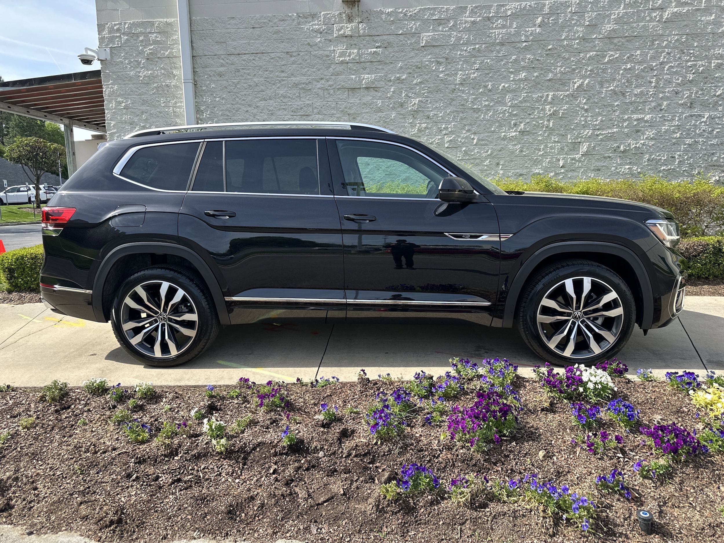 2023 Volkswagen Atlas 3.6L V6 SEL Premium R-Line photo 3