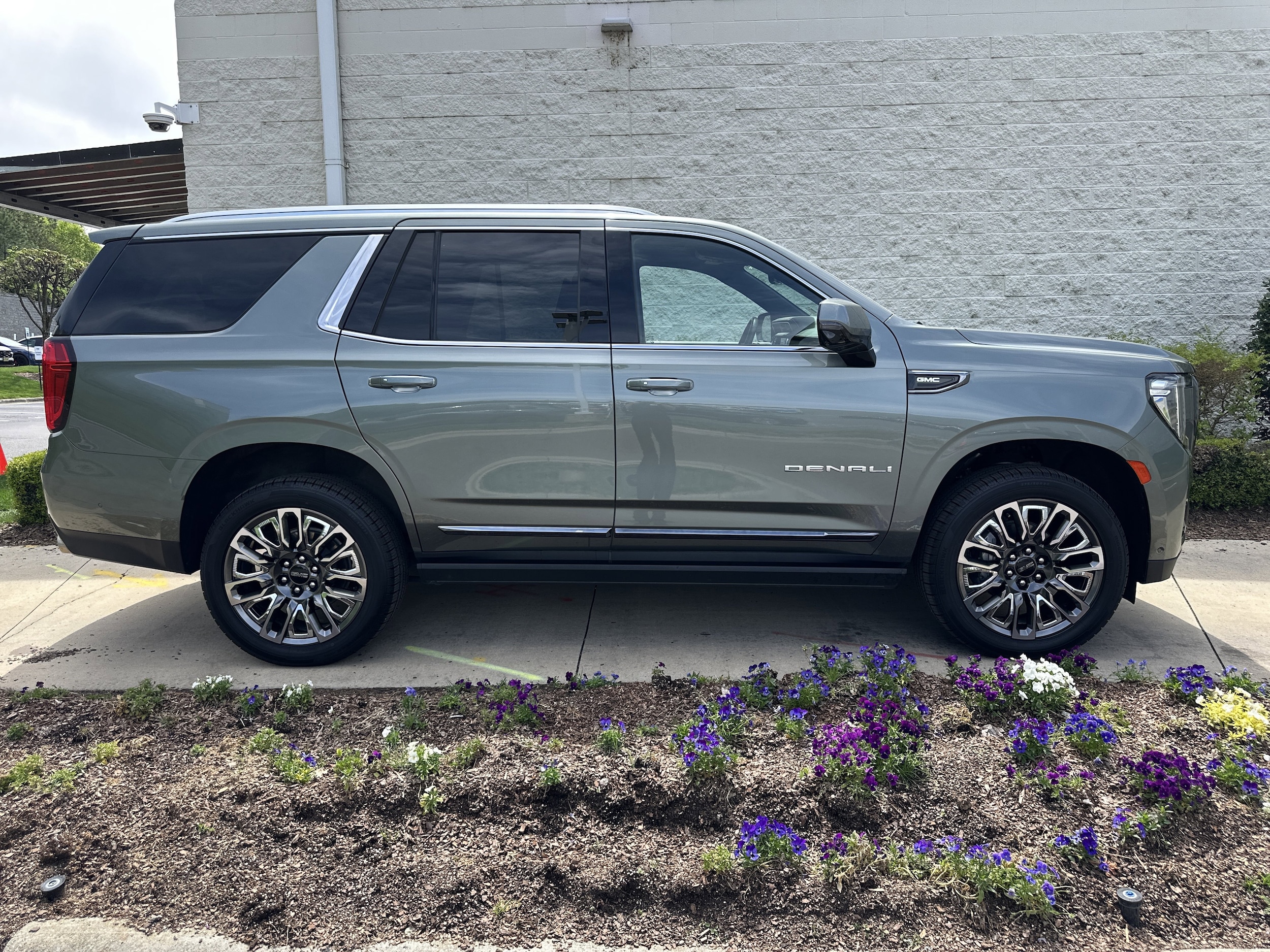 2024 GMC Yukon Denali Ultimate photo 3