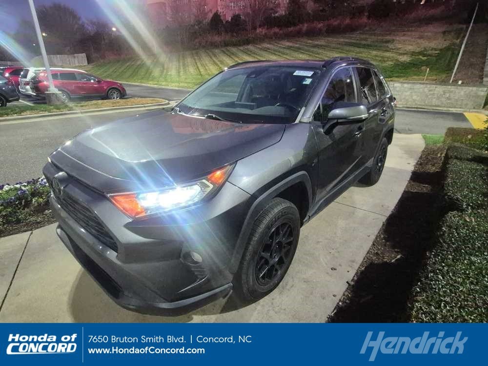 2021 Toyota RAV4 XLE's photo