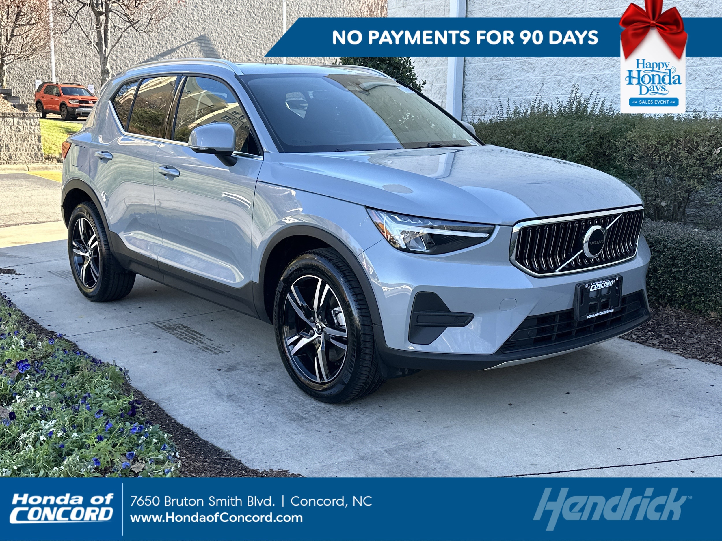 2025 Volvo XC40 Core's photo