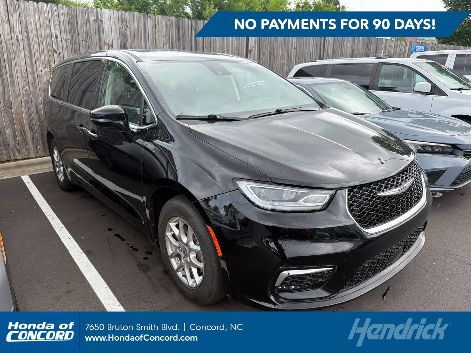 2024 Chrysler Pacifica Touring L's photo