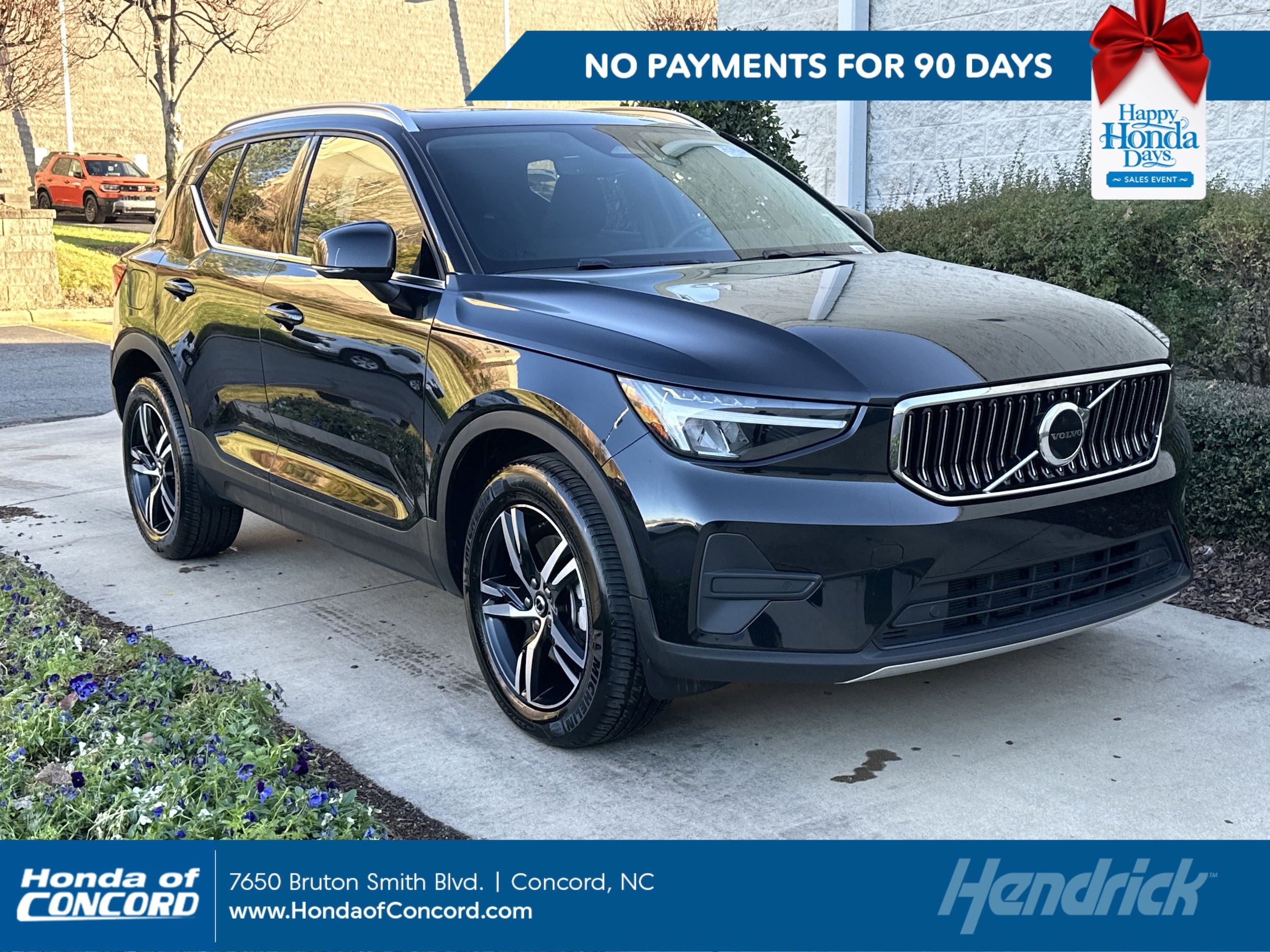 2025 Volvo XC40 Core's photo