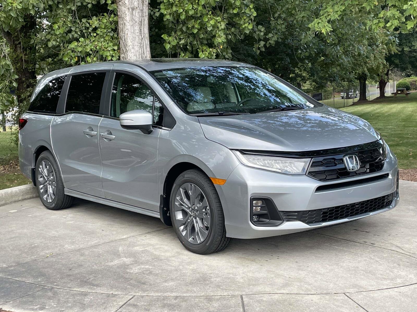 2026 Honda Odyssey Touring photo 2