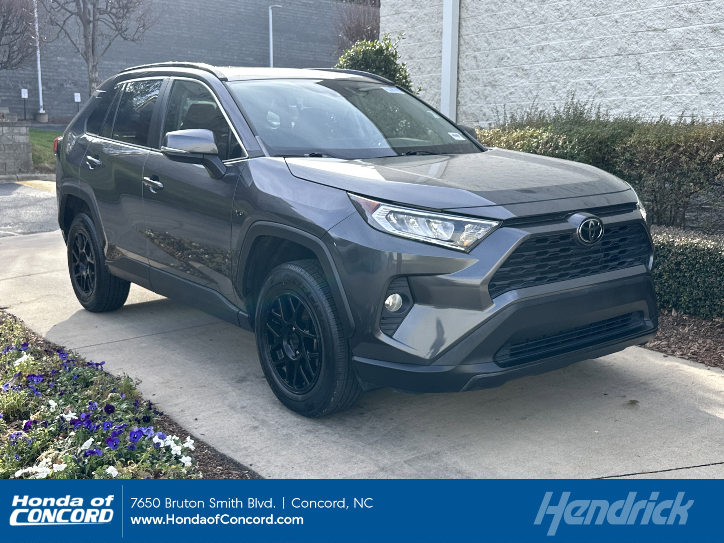 2021 Toyota RAV4 XLE's photo