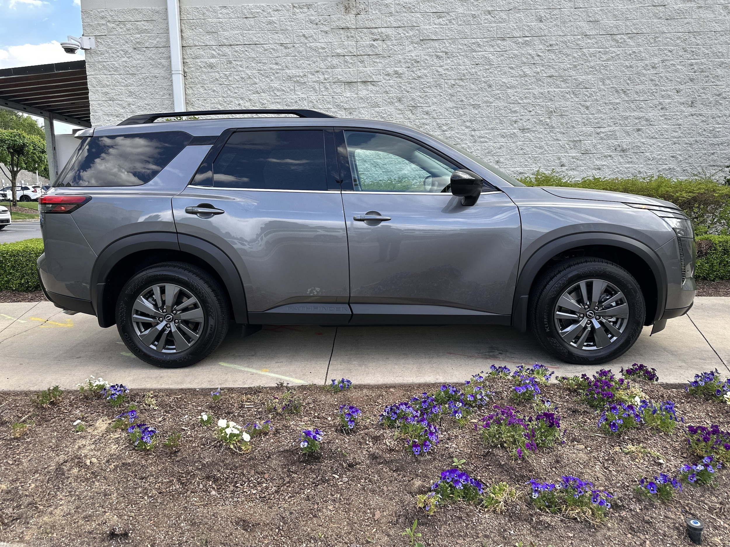 2026 Nissan Pathfinder SV photo 3