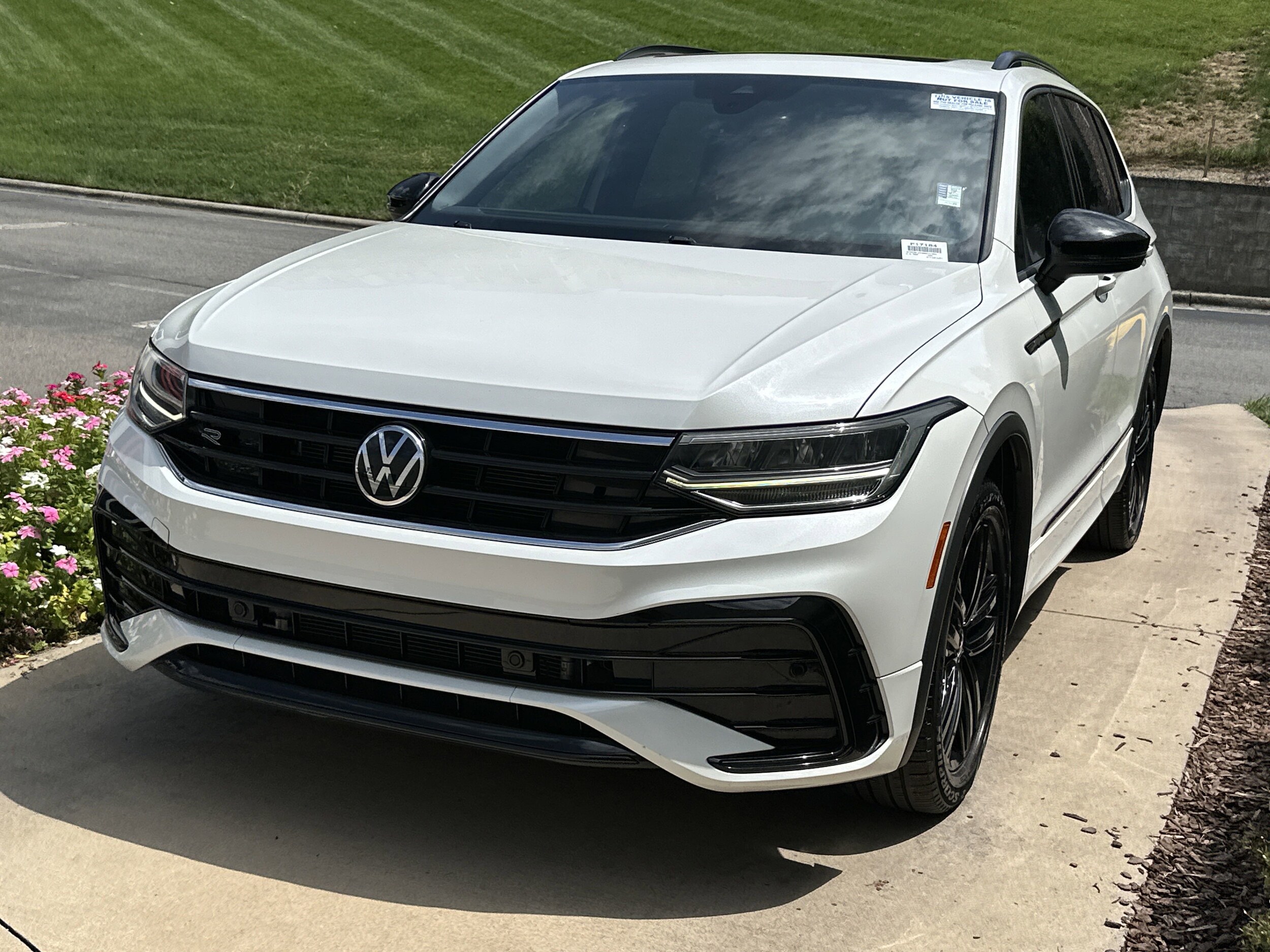 2022 Volkswagen Tiguan SE R-Line Black photo 2