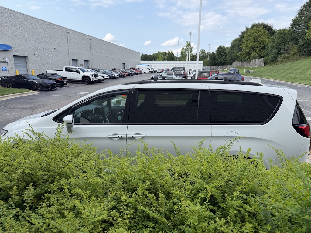 Used 2021 Chrysler Pacifica Touring Minivan