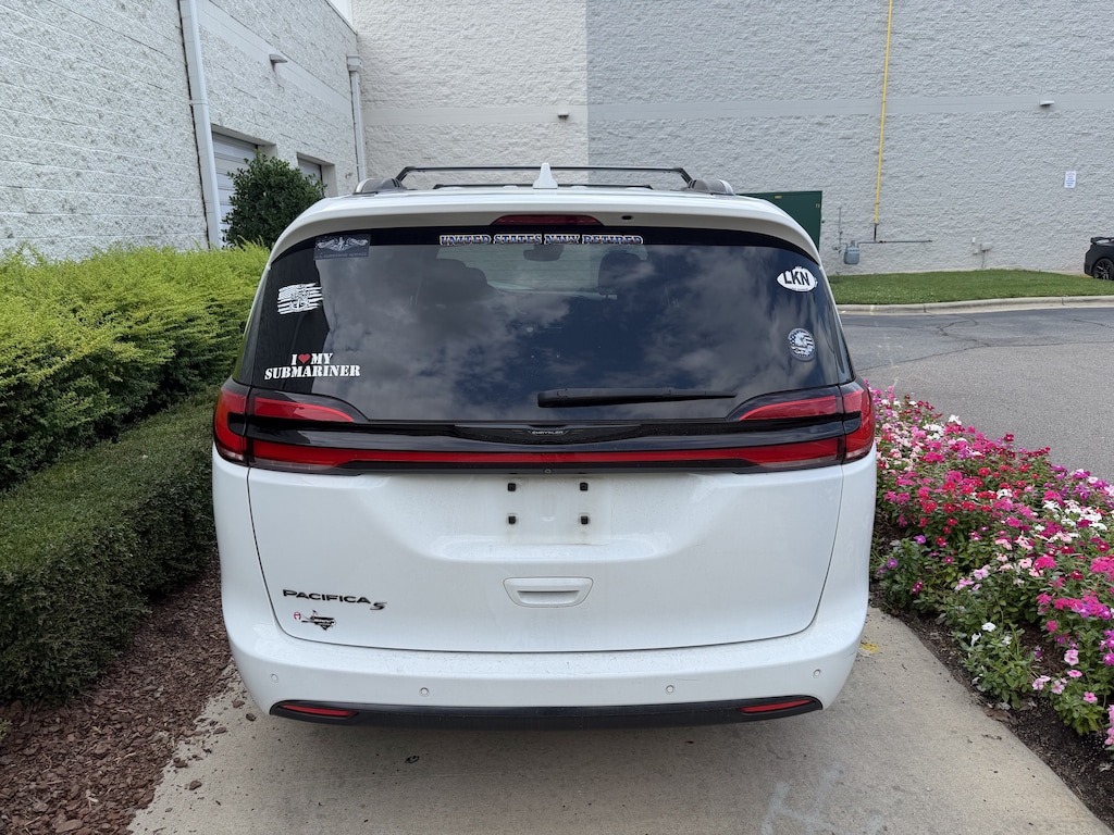 Used 2021 Chrysler Pacifica Touring Minivan